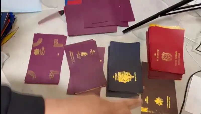 Türkiye'de Sahte Pasaport ve Kimlik Kartları Üreten Çeteye Operasyon