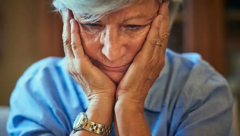 40'lı Yaşlarda Alzheimer: Erken Belirtiler Stres Zannedilir mi?