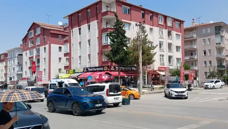 Taksi ile Otomobil Çarpıştı: Kaza Anı ve Sonrası Gözler Önünde Yaşandı