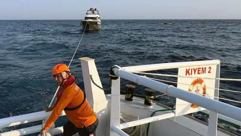 Marmaris Açıklarında Sürüklenen Tekne Kurtarılarak Sahile Taşındı