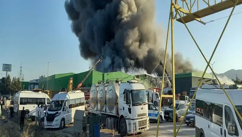 Gönen'de Meydana Gelen Fabrika Yangını: İşçi Kimlikleri Kısa Sürede Belirlenecek
