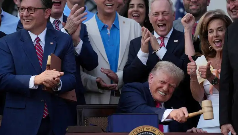 Donald Trump'tan Beklenen "Büyük, Güzel Yasa Tasarısı" İmzası Geldi