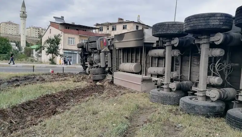 Erzurum'da Freni Boşalan TIR'ın Yola Saçtığı Korkunç Kaza Detayları