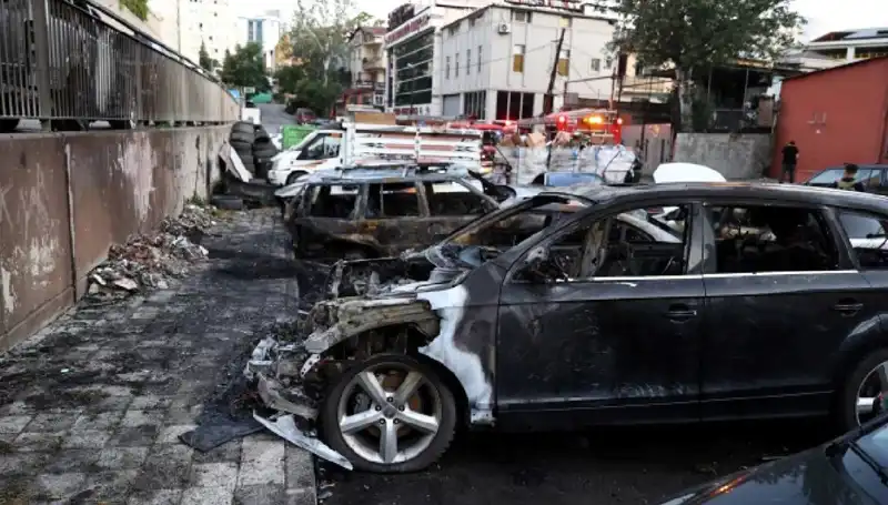 Sanayi Bölgesinde Sabaha Karşı Büyük Yangın: Tamir Bekleyen Araçlar Alev Alev Yandı