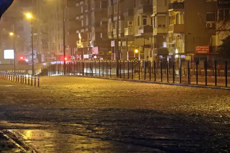 Antalya'da Şiddetli Yağış: Yollar Göl Oldu, Araçlar Mahsur Kaldı