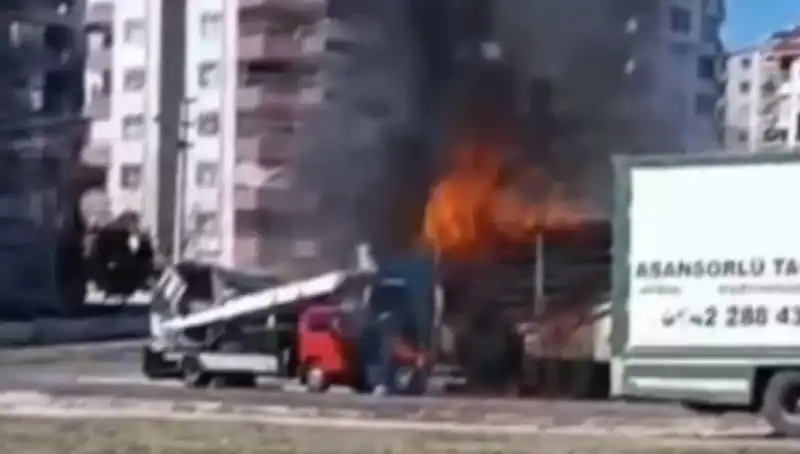 Alev Alev Yanan TIR, Alevler İçinde Küllere Karıştı