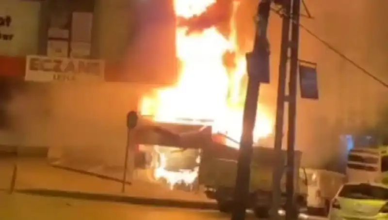 Başakşehir'deki İş Merkezinde Sıra Dışı Yangın Paniği: Detaylar ve Son Gelişmeler