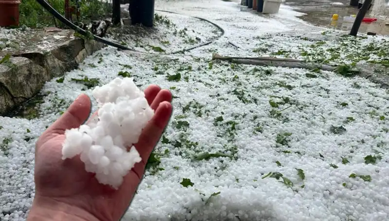Haziran Ayında Dolu Sürprizi: Beyaz Kaplı Sokaklar ve Çiftlikler
