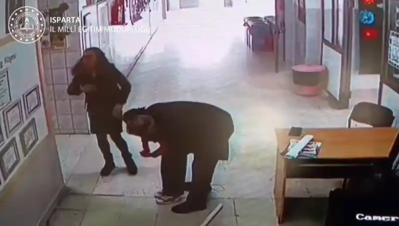 İlkokul Öğretmeninden Hayat Kurtaran Heimlich Manevrası Uygulaması