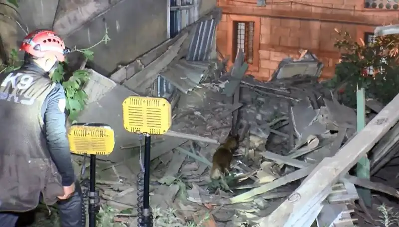İstanbul’da Deprem Rüzgarları: Hasar Gören Bina Çöktü, Kent Alarmda!