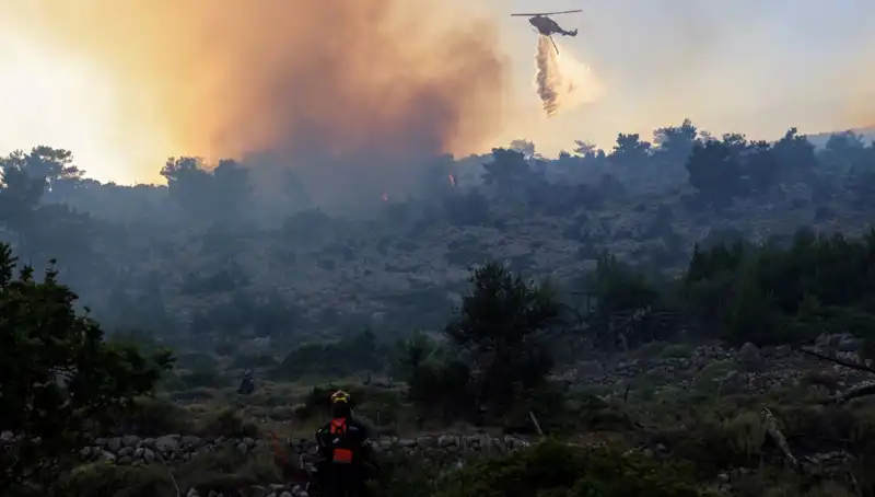 Eğriboz Adası’nda Orman Yangını: İki Köy Tahliye Edildi, Durum Ciddileşiyor