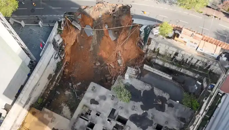 Sarıyer'de Yol Çökmesi: Cadde Neden Trafiğe Kapandı?