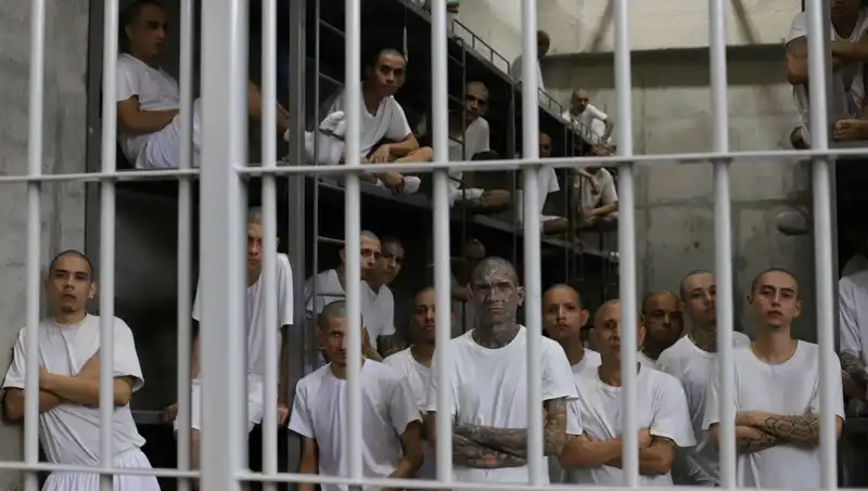 El Salvador: Sığınmacılara Cehennem Gibi Koşullar ve ABD’nin Sorumluluğu