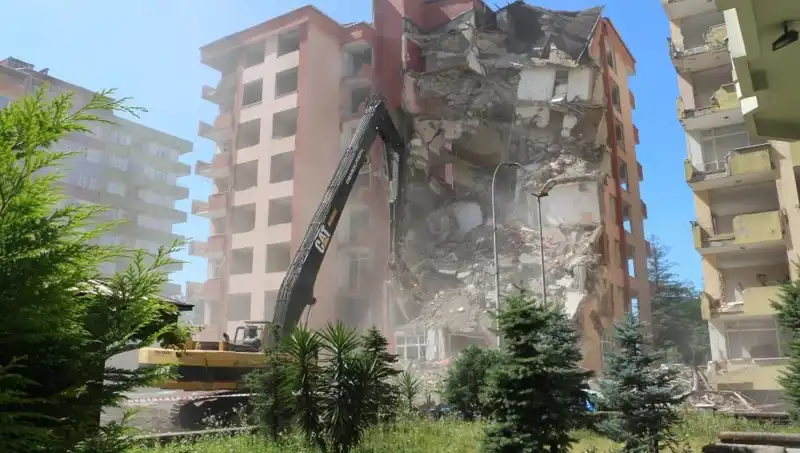 Dalgalar, Depremin Yerini Aldı: İki Bina Yıkılma Tehdidiyle Karşı Karşıya