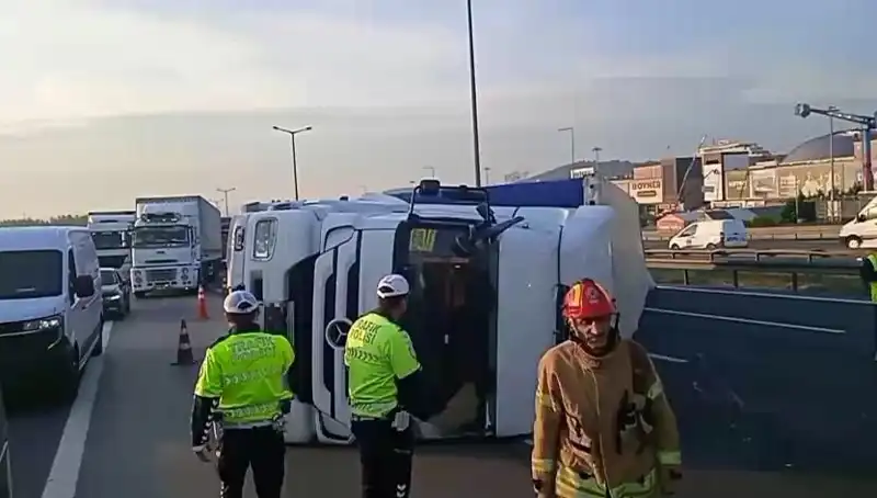 Pendik TEM Otoyolu’nda TIR Devrildi: İstanbul Yönünde Dikkat Çeken Yoğunluk Yaşanıyor