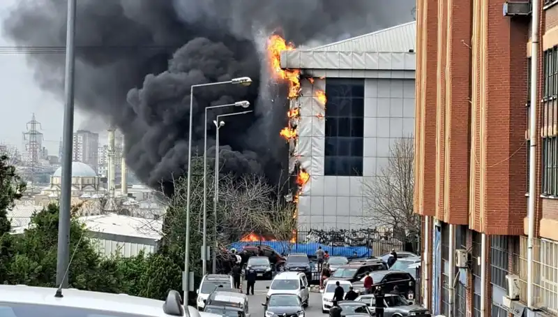 Başakşehir'deki Sanayi Sitesinde Korkutan Yangın: Ekipler Seferber Oldu