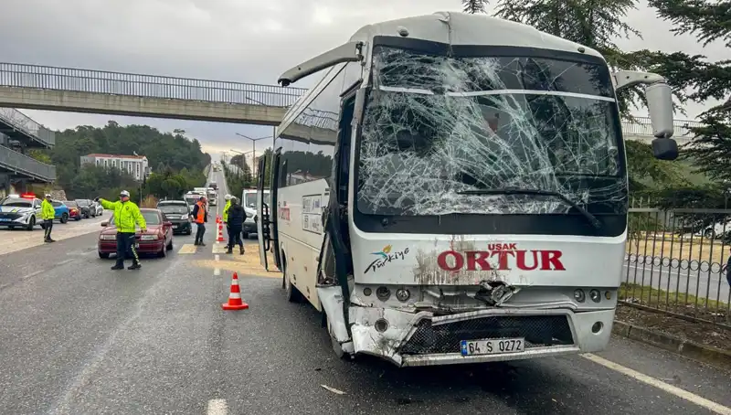 Uşak'ta İşçi Servislerinin Çarpışması: Faciadan Dönüldü, Yaralı Sayısı Arttı!