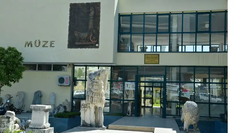 Çöpe Atılan Biletlerin Yeniden Satışı: Müze Çalışanları Hapis Cezası Aldı