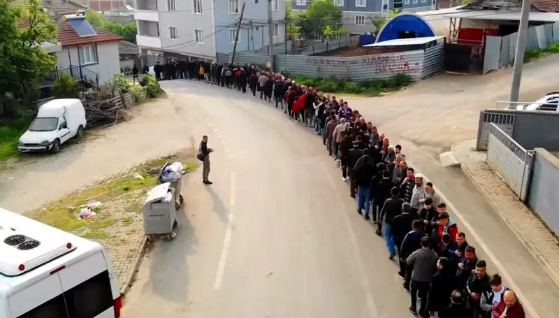 Bursa'da Bayram Gelenekleri Devam Ediyor: 1 Kilometrelik Kuyruk Oluştu!