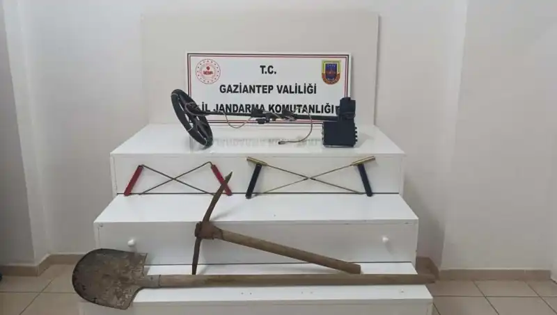 Definecilere Gözaltı: Kaçak Kazı Yapan İki Kişi Suçüstü Yakalandı
