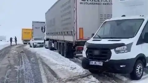 Kars-Ardahan Karayolunda Kar Yağışı Nedeniyle TIR'lar Kara Saplandı