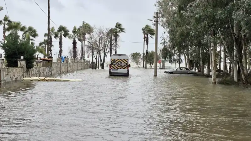 Göl Taşınca İlçeyi Sular Bastı: Araçlar ve Evler Tehlikede!