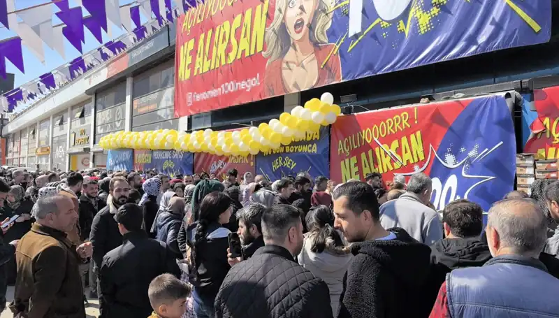 Bursa’da İndirim Heyecanı: Alışveriş Merkezi Önünde İzdiham Yaşandı!