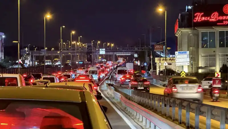 Yenibosna Metrobüs Yaya Üst Geçidinde Yenilikler ve Çalışmalar Başladı