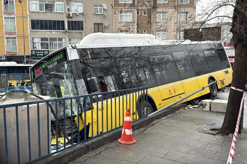 Esenler’de Feci Kaza: İETT Otobüsü Otoparka Dalınca Ortalık Karıştı!