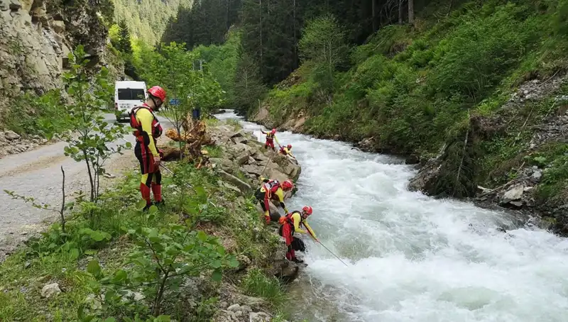 Trabzon’da Dereye Düşen Çocuk İçin Üzüntü Dolu Bekleyiş Devam Ediyor