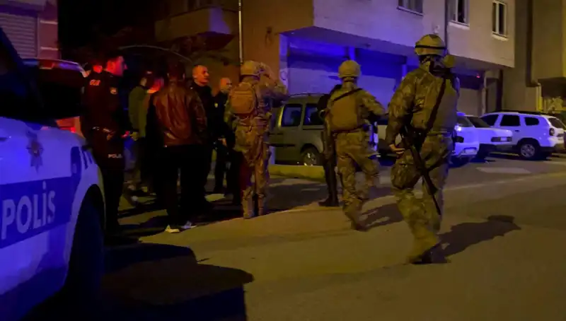 Balkondan Tüfekle Ateş Açan Şahıs, Polisi Görünce Evinin Kapısını Kapattı!