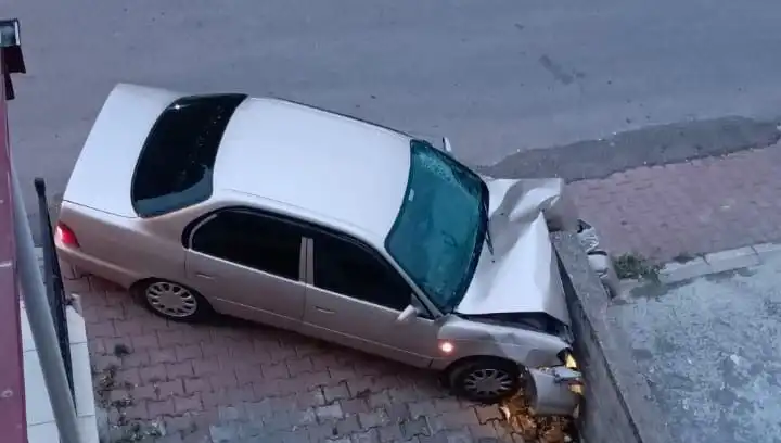 Kontrolü Kaybeden Araç Duvara Çarptı: Kazanın Ayrıntıları ve Sonuçları