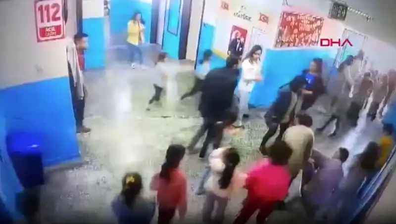 Bayılan Öğrenciye Müdahale Eden Müdür Yardımcısı, Hayat Kurtardı!