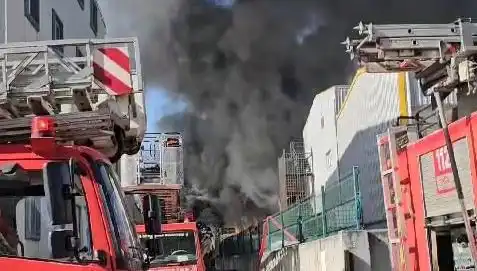 Tuzla'da Fabrika Yangını: Ekipler Olay Yerinde Mücadele Ediyor