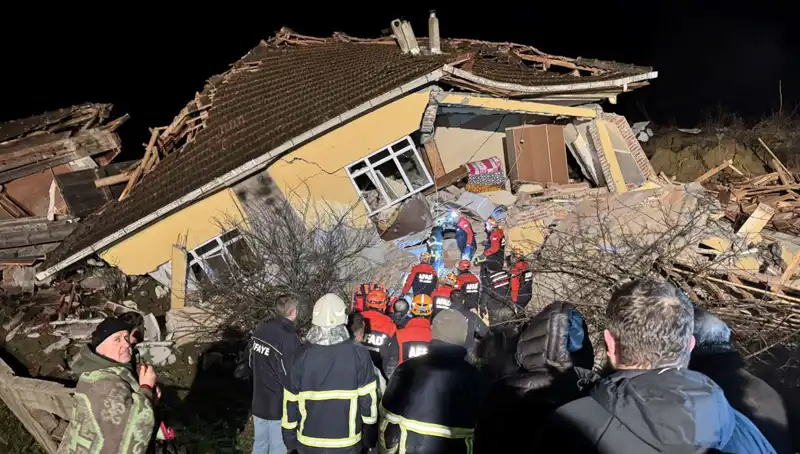 Sinop'ta Şiddetli Yağış Tahribat Yarattı: Üç Ev Heyelanla Yıkıldı