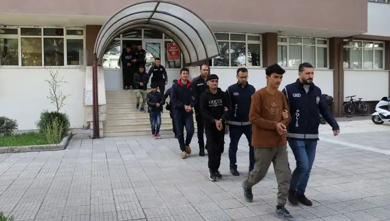 Düzensiz Göçmenlere Yönelik Şok Operasyon: İki İlde 21 Kişi Yakalandı