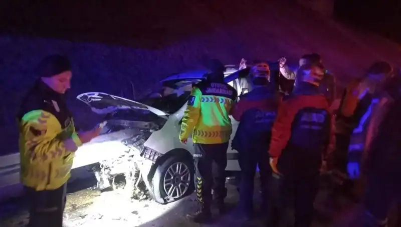 Bariyer Otomobile Saplandı, Korkunç Kaza 4 Yaralı Bıraktı