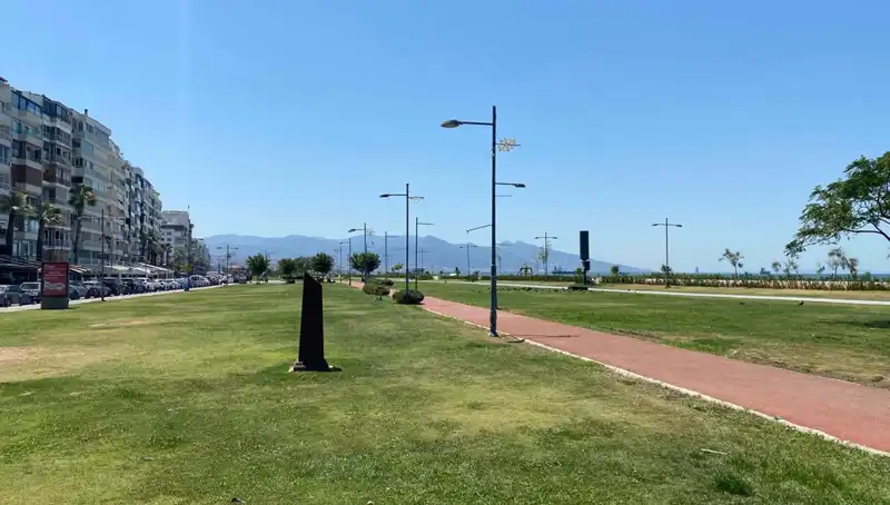 İzmir'de Sıcaklık Rekoru: Kordon Boş Kaldı ve Sıcaklıklar Tartışma Yarattı
