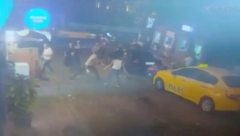 Beyoğlu'nda Gerilim Tırmandı: Laf Atma Kavgası Kanlı Bitti