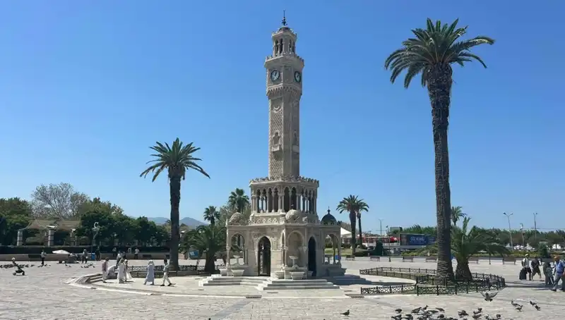 İzmir'de Sıcak Hava Dalgası: 42 Dereceye Ulaşan Sıcaklık Kente Etki Etti