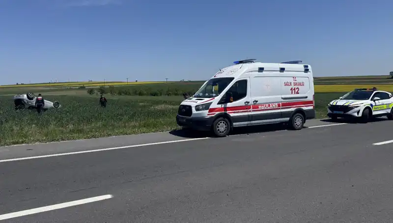 Edirne'de Devrilen Otomobilde Sürücü ve Eşi Yaralandı: Kaza Anı Gözler Önünde