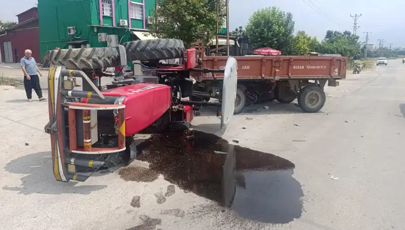 Otomobil ile Traktör Çarpıştı: Devrilen Traktörde İki Kişi Yaralandı