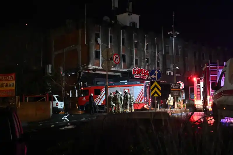 Maslak'ta Yangın Paniği: Beş Araç Alev Alev Yandı!