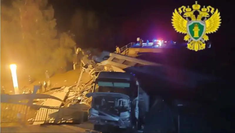 Rusya'da Yaşanan Feci Olay: Köprü Tren Üzerine Çöktü