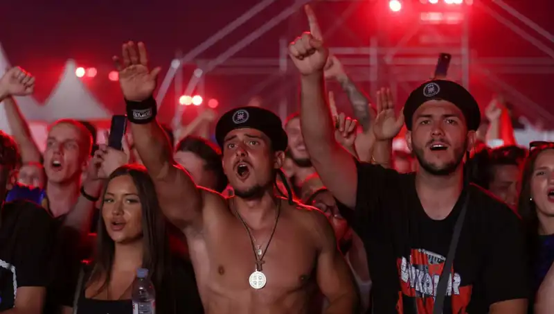Thompson Konserinde Nazi Selamı Skandalı: Tartışmalar Çıktı