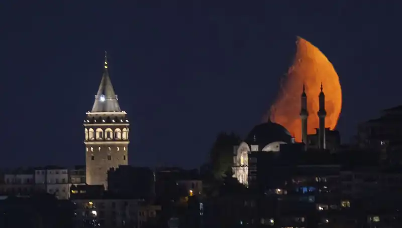 İstanbul’da Yarım Ayın Büyüsü: Şehrin Gece Dokusunu Değiştiren O An