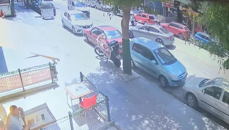 Karşıdan Karşıya Geçerken Araba Çarptı: Şok Edici Kaza Annesi ve Çocuğunu Vurdu