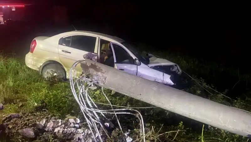 Beton Direğe Çarpan Sürücü Hayatını Kurtarmak İçin Mücadele Ediyor