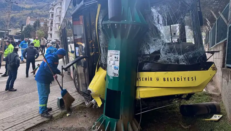 Bursa’da Belediye Otobüsünün Kaza Yapması Sonucu 8 Kişi Yaralandı!