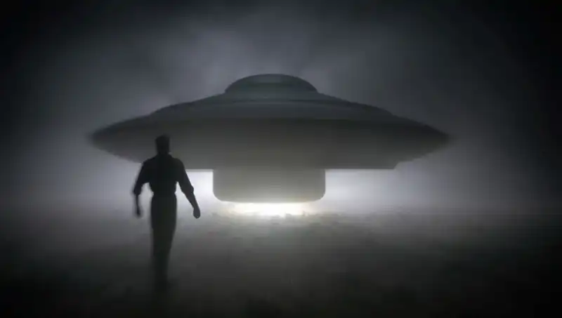 UFO Uzmanı Açıklıyor: Uzaylılar Masum İnsanları Neden Hedef Alıyor?